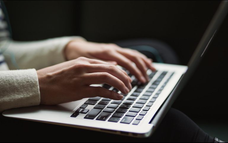 Las nuevas generaciones son las que más se ocupan de la revisión y protección de sus datos. UNSPLASH / K. BAKER