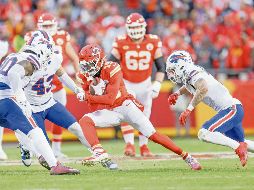 Kadarius Toney (centro) fue el del error, pero los Chiefs se dijeron víctimas de las decisiones de los árbitros. AFP