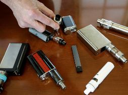 En su conferencia mañanera, López Obrador anunció que antes de que finalice el año presentará una iniciativa de ley para prohibir los cigarrillos electrónicos. AP / ARCHIVO