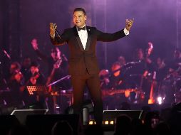 El cantante llenó de romanticismo la velada. EL INFORMADOR/ H. Figueroa