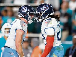 Will Levis (izq.) comandó dos rápidas series ofensivas después de estar abajo por 14 puntos. AFP/M. Briggs