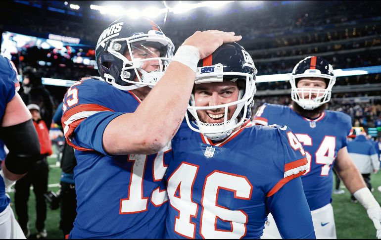 Tommy DeVito (izq.) y Randy Bullock fraguaron la remontada de los Giants. AFP/D. Satloff