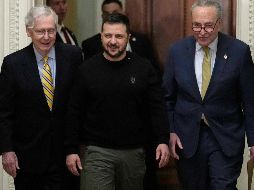 El presidente de Ucrania (al centro) visitó el Capitolio de Estados Unidos. AP/ESPECIAL