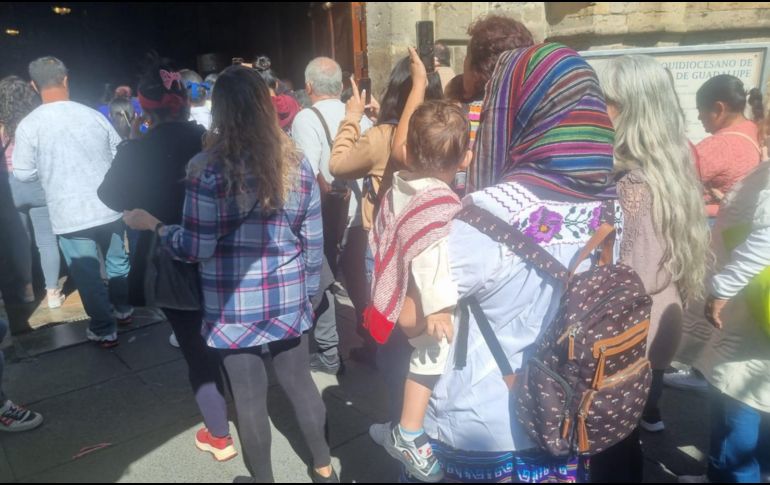 Esta familia forma parte de las aproximadamente cinco mil que asistieron al templo de la Virgen de Guadalupe en Guadalajara. EL INFORMADOR/J. DÍAZ