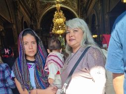 Esta familia forma parte de las aproximadamente cinco mil que asistieron al templo de la Virgen de Guadalupe en Guadalajara. EL INFORMADOR/J. DÍAZ