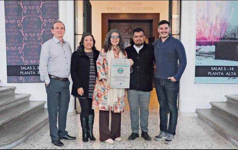 Autoridades del MUSA muestran el reconocimiento. CORTESÍA