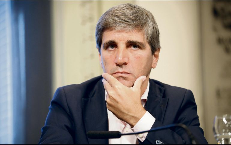 Luis Caputo, ministro de Economía, explicó que los ajustes son para evitar “una catástrofe” económica. AP