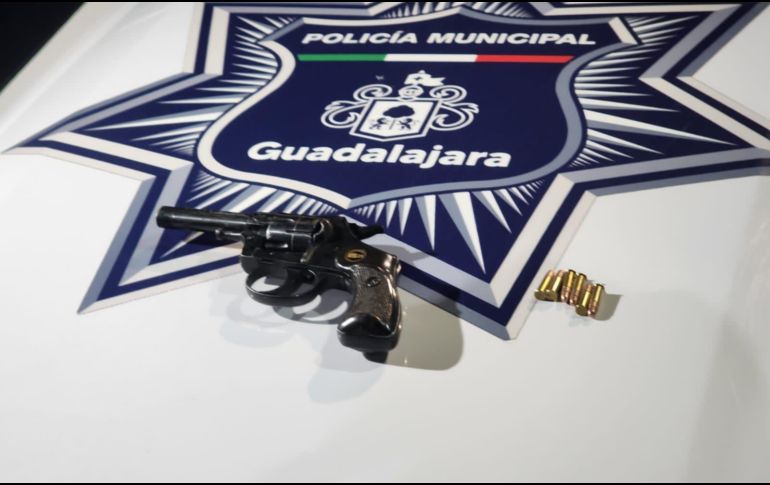 Al detenido se le decomisó un arma calibre .22 con recámara cargada. Cortesía / Policía Municipal de Guadalajara