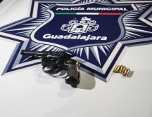 Al detenido se le decomisó un arma calibre .22 con recámara cargada. Cortesía / Policía Municipal de Guadalajara