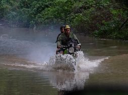 Lluvias torrenciales, ráfagas de vientos y descargas eléctricas golpearon en la madrugada del miércoles a la capital cubana y la región occidental del país, dejando un paisaje de derrumbes, AP.