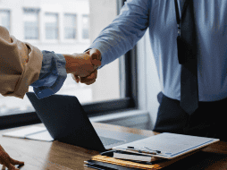 Los interesados deberán contar con al menos 7 años de experiencia en la rama. PEXELS/Sora Shimazaki