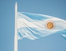 La devaluación del tipo de cambio en Argentina beneficiará a los turistas mexicanos, pero también afectará a las empresas mexicanas con operaciones en el país andino explicaron especialistas. ESPECIAL