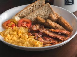 Comer bien y en determinadas horas desempeña un papel fundamental en el desarrollo y la progresión de estas enfermedades. ESPECIAL Foto de Eiliv Aceron en Unsplash