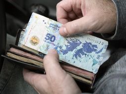 Antes de que Javier Milei tomara el poder, 1 peso argentino equivalía a 0.047 pesos mexicanos, y al revés, 1 peso mexicano equivalía a 21.18 pesos argentinos. AFP / ARCHIVO