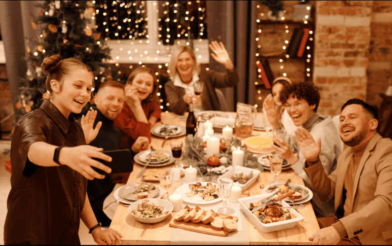 Come y cena con los amigos y la familia sin sentirte culpable, lo importante es disfrutar estas fechas. CANVA