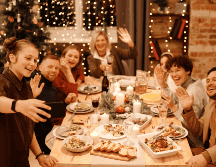 Come y cena con los amigos y la familia sin sentirte culpable, lo importante es disfrutar estas fechas. CANVA