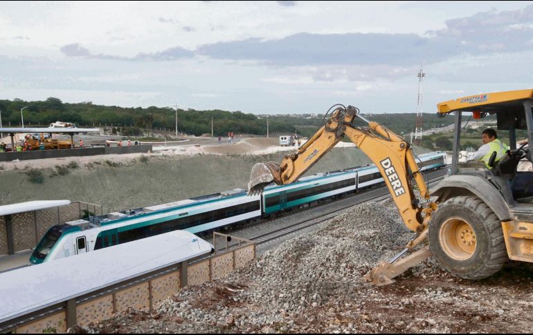 Mientras se llevaba a cabo el recorrido del Tren Maya en el tramo inaugurado, los trabajadores continuaban con las obras. EL UNIVERSAL