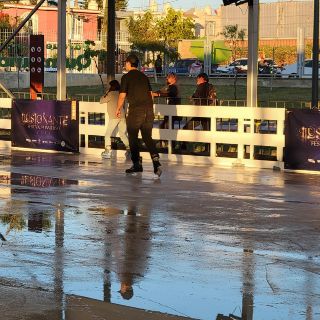 Niñas y niños, principales patinadores sobre hielo en el Parque Luis Quintanar