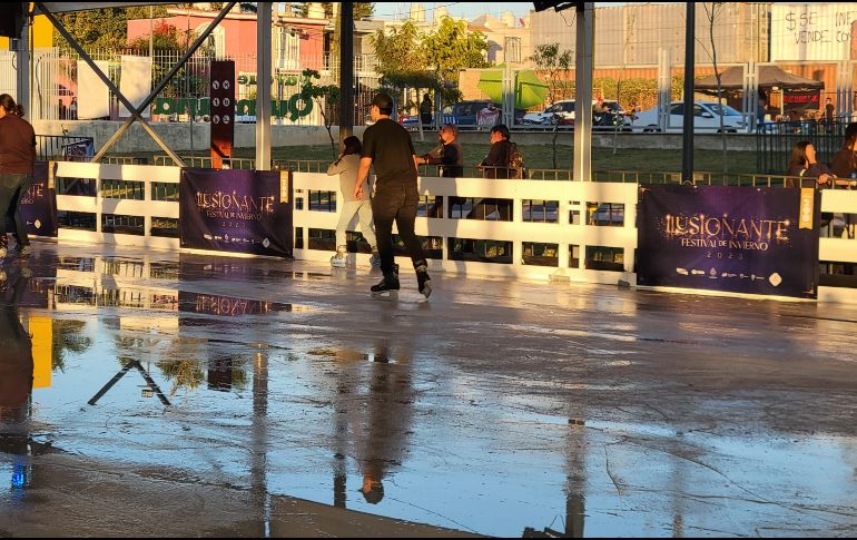 La pista de hielo  funcionará desde las 12:00 hasta las 19:00 horas hasta el próximo 6 de enero.EL INFORMADOR/M. HERNÁNDEZ