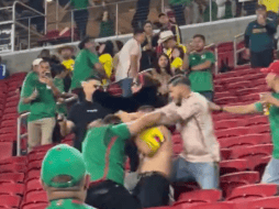 Un grupo de aficionados de ambos países se hicieron de golpes. ESPECIAL.