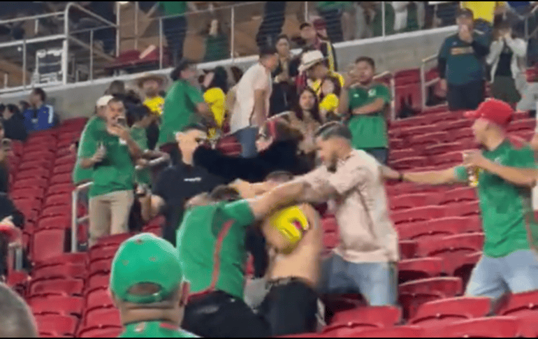 Un grupo de aficionados de ambos países se hicieron de golpes. ESPECIAL.