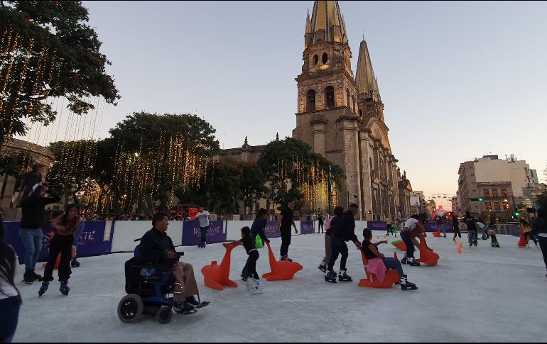 Esta pista de hielo, cuyo acceso es gratuito, estará abierta hasta el próximo 07 de enero. ESPECIAL/D. Luévanos.
