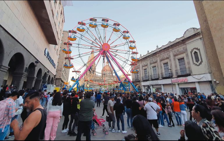 El acceso a la rueda de la fortuna en Paseo Alcalde es gratuito. EL INFORMADOR/ R. Bobadilla