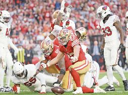 Christian McCaffrey tuvo casi 200 yardas totales y anotó en tres ocasiones para que los 49ers se coronaran en su División por segunda temporada consecutiva. AFP