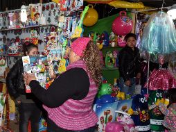 Durante la semana de las fiestas, las personas tienen la posibilidad de acudir a los tianguis nocturnos para visitar los puestos de alimentos, conseguir insumos para la preparación de alimentos, y cómo no, los regalos. NTX / ARCHIVO