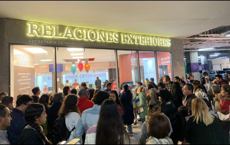 Una de las personas afectadas fue Ivan, quien llegó a las 10:15 para su cita de las 10:30 con el fin de renovar su pasaporte. ESPECIAL/ X.