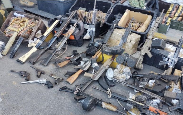 Los elementos federales pusieron lo asegurado a disposición del Ministerio Público federal para continuar con las investigaciones y dar con quienes son los dueños del armamento. ESPECIAL.