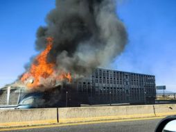 Para poder huir de las autoridades, los delincuentes que atacaron a los miembros de la Guardia Nacional incendiaron cuatro vehículos en la vía a Tepatitlán. ESPECIAL