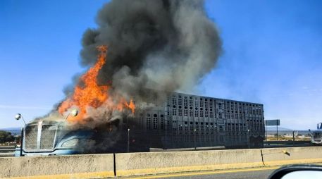 Para poder huir de las autoridades, los delincuentes que atacaron a los miembros de la Guardia Nacional incendiaron cuatro vehículos en la vía a Tepatitlán. ESPECIAL