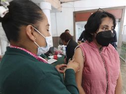 La apliación de la vacuna contra el Covid-19 continúa porque el virus se mantiene presente en la sociedad. EL INFORMADOR / Archivo