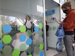 Ciudadanos hacen fila para comprar vacuna Pfizer en farmacéuticas, sin embargo las autoridades solicitan regular sus procesos. SUN / ARCHIVO