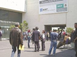 Con previa cita, los migrantes interesados en inscribirse ante el RFC deben acudir a las oficinas del SAT. SUN / ARCHIVO