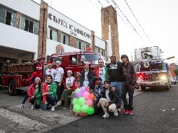 Unos 500 juguetes, además de ropa, cobijas y abrigos, fueron llevados a través de las unidades de Protección Civil que llegaron adornadas y acompañados de algunos superhéroes como Spider Man y Capitán América. EL INFORMADOR / H. Figueroa