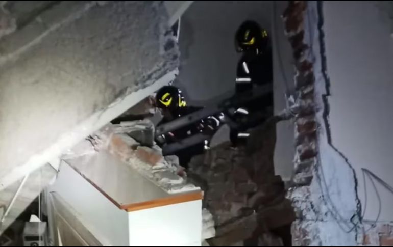 El suceso tuvo lugar en el número 1021 de la calle Providencia, donde se originó una explosión en una vivienda, causando daños en las fachadas de otras dos casas dentro del complejo residencial. ESPECIAL
