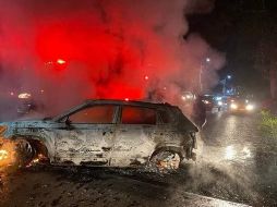 Las autoridades locales intervinieron en varios puntos de la carretera Villahermosa-Nacajuca para controlar los incendios. ESPECIAL