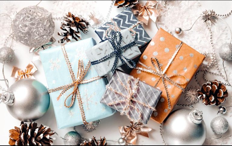 Con la Navidad acercándose, mucha gente aguarda emocionada la cena tradicional donde el árbol navideño desempeña un papel crucial al albergar los regalos que serán abiertos con expectación. Pixabay