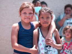 Vecinos, autoridades religiosas, ONG y personas solidarias les llevan tortas, pan, leche e insumos básicos de aseo personal y de primeros auxilios a los niños y sus familias migrantes. Unsplash.