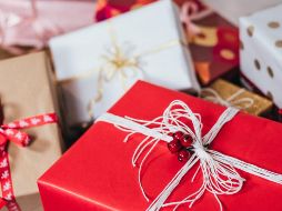 El árbol navideño representa un papel importante, pues en él yacen los regalos que se abrirán. Unsplash.