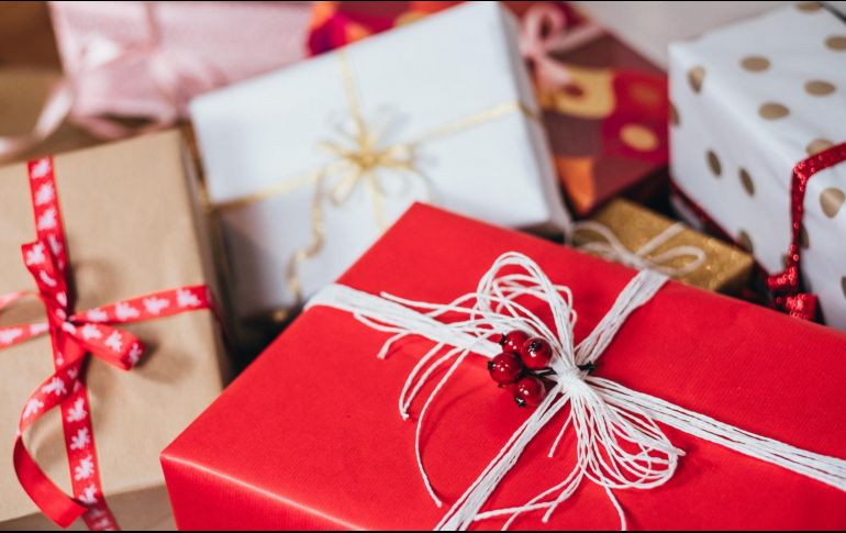 El árbol navideño representa un papel importante, pues en él yacen los regalos que se abrirán. Unsplash.