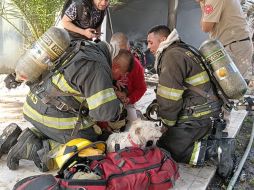 La tarde de este domingo se reportó un local comercial en llamas con personas en su interior. ESPECIAL/ Coordinación Municipal de Protección Civil y Bomberos GDL.