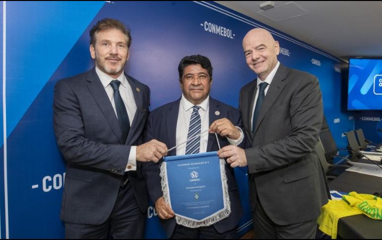 La FIFA y la Conmebol formarán una comisión para tratar la destitución de Ednaldo Rodrigues (centro) el 8 de enero. TWITTER/CBF_Futebol