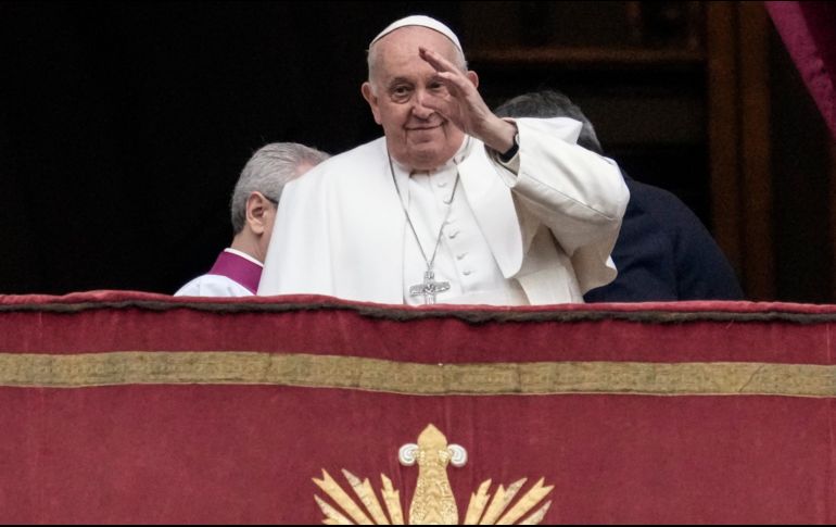 El papa Francisco saluda antes de la bendición Urbi et Orbi de Navidad desde el balcón principal de la Basílica de San Pedro del Vaticano. AP/G. Borgia
