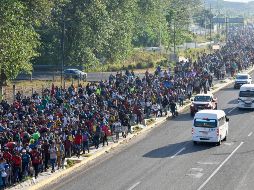 El grupo, unas 6 mil personas entre las que había muchos centroamericanos, venezolanos o cubanos, partieron el domingo de Tapachula, casi en la frontera con Guatemala. AP / E. Hernández Clemente