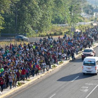 Caravana migrante avanza a pie por el sur de México en Navidad