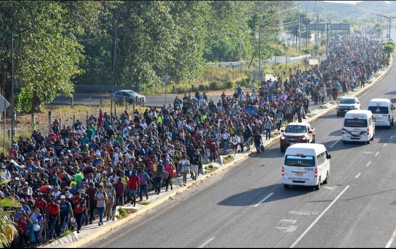 El grupo, unas 6 mil personas entre las que había muchos centroamericanos, venezolanos o cubanos, partieron el domingo de Tapachula, casi en la frontera con Guatemala. AP / E. Hernández Clemente