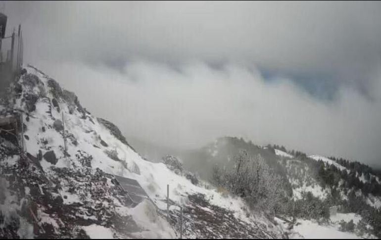 En redes sociales, usuarios han publicado fotos y videos que muestran cómo lucen con el granizo las montañas más altas localizadas en el Estado de Jalisco. ESPECIAL / UEPCyBJ 